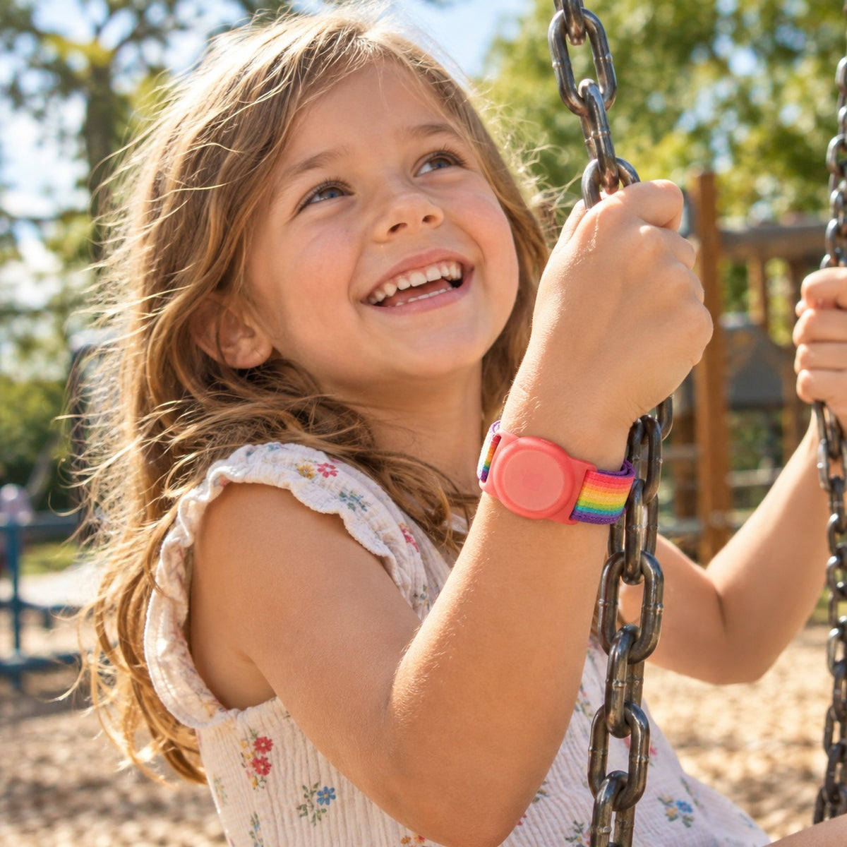 Mädchen auf der Schaukel, AirTag-Kinderarmband in Regenbogenfarben